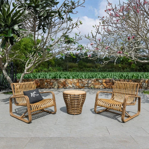 Conjunto de Bistro para Exteriores MIRA-A, Sillas de Mimbre HDPE con Mesa Redonda con Tapa de Teca, Muebles para Balcón - Product Image 1