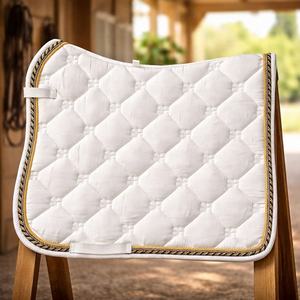 Manta de Silla de Doma Acolchada de Lujo con Diamantes Blancos, Absorbente de Sudor Premium, Ribete Dorado, Correa de Mano, Correa de Cincha, Equitación Profesional - Product Image 1