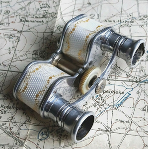 Jumelles militaires classiques en laiton, équipées d'un cordon de cou en cuir foncé, présentées sur une surface en tissu neutre. - Product Image 4
