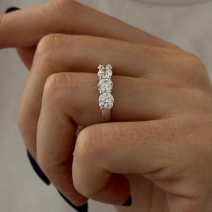 แหวนครบรอบ 2.5 กะรัต เพชรเพาะเลี้ยงในห้องปฏิบัติการ ทองคำขาว 14k แบบครึ่งวงแหวน ประดับเพชรแบบ Trellis - Product Image 3