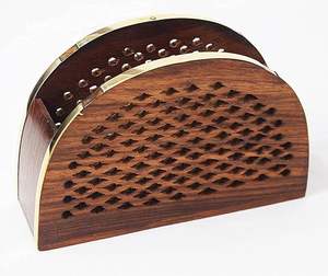 Porta servilletas clásico de madera, tamaño 15 cm de largo, forma de media luna con detalles en latón para uso en mesa de comedor. - Product Image 4