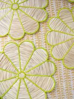 Sous-verre en rotin fait main avec motif festonné pour une décoration élégante de table florale, idéal pour les mariages, les événements et la décoration intérieure