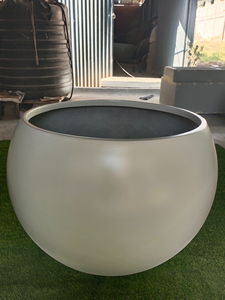 กระถางต้นไม้ทรงกลม ไฟเบอร์กลาส น้ำหนักเบา ทนทาน ดีไซน์ทันสมัย คลาสสิก สำหรับแขวน ตกแต่งบ้าน ใช้ภายนอกอาคาร ผลิตโดย KNT Creations รุ่น Maharashtra - Product Image 4