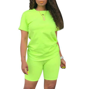 Conjunto de 2 Piezas para Mujer en Verde Neón, Top de Manga Corta y Pantalones Cortos Deportivos, Ropa Deportiva Informal de Verano - Product Image 1