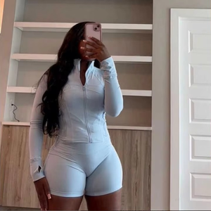 Ensemble de yoga 2 pièces confortable pour femme : short uni et haut de sport respirant à séchage rapide, taille haute, pour fitness et entraînement - Product Image 2