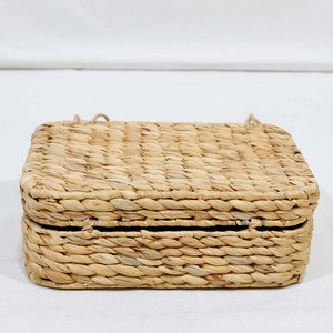 Boîte à bonbons rectangulaire rustique multifonction en jacinthe d'eau écologique tressée à la main avec couvercle, accessoires, poignée à 2 niveaux et loquet pour vêtements - Product Image 1