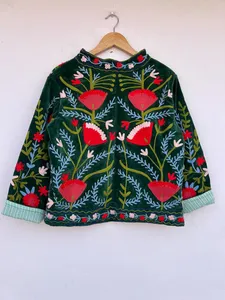 Veste en velours vert foncé artisanale, broderie florale rouge vibrante Suzani de qualité supérieure, vêtement d'hiver de luxe, style bohème chic, ouverte sur le devant - Product Image 4