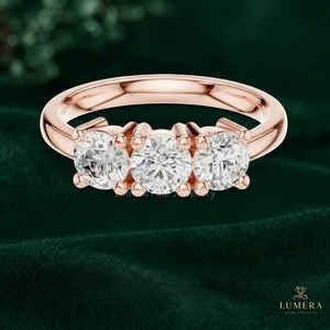 Anillo de tres diamantes redondos cultivados en laboratorio, banda de oro macizo lisa, anillo de promesa minimalista con trilogía pasado-presente-futuro para tu esposa - Product Image 2