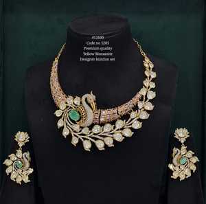 Conjunto de Joyería Kundan de Diseñador 13100, Collar y Aretes Chapados en Oro, con Moissanita Amarilla y Piedra Rosa, para Novias, Bodas y Fiestas - Product Image 4