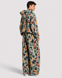 Ensemble de survêtement camouflage pour homme, coupe oversize, avec détails contrastants, en molleton de coton premium, comprenant un sweat à capuche avec passepoil contrastant et un pantalon de survêtement à jambes larges - Product Image 2
