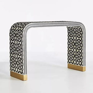 Mesa consola curva con incrustaciones de hueso en forma de cascada, con un audaz e innovador mosaico geométrico en blanco y negro, disponible a precios de mayorista. - Product Image 1