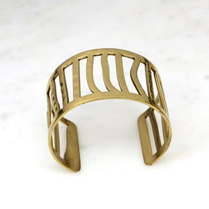 Bracelet manchette en laiton fait main - Manchette large ajourée au design architectural - Bijou manchette ouverte géométrique doré - Cadeau pour elle - Product Image 4