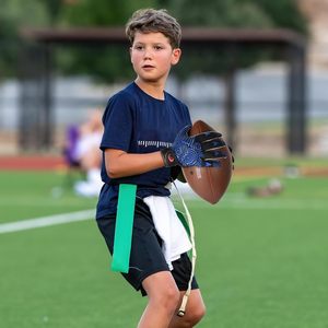 Proveedor de Guantes de Fútbol Americano Personalizados al por Mayor, Guantes de Receptor con Logotipo Impreso, Guantes de Entrenamiento Deportivo, Minifalda de Cuero para Mujer - Product Image 2