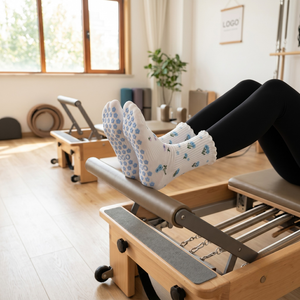 Chaussettes en coton tricoté antidérapantes style classique avec logo personnalisé pour femmes et jeunes, idéales pour le yoga, la maison et le fitness - Product Image 3