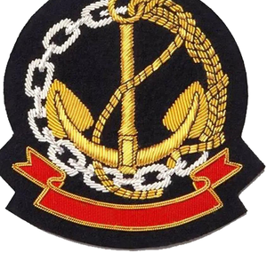 Insignias de tela de moda con logotipo personalizado al por mayor, empaquetado personalizado, insignia de lona bordada a mano con hilo de oro. - Product Image 4