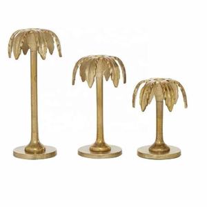 Juego de Portavelas de Aluminio Hechos a Mano con Diseño de Palmera Dorada, Soporte para Velas Cónicas en Tono Latón, Decoración para Mesa o Repisa - Product Image 1