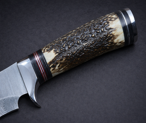 Couteau artisanal en acier Damas avec manche en bois de cerf - Product Image 3