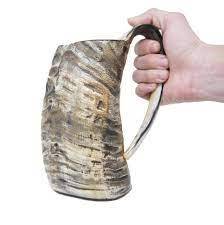 Mug en corne gravé d'inspiration viking, fabriqué à partir de corne naturelle sélectionnée, avec surface taillée et polie à la main, et résistant aux aliments. - Product Image 5
