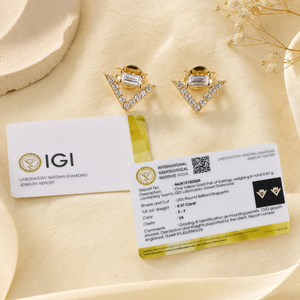Boucles d'oreilles clous élégantes ethniques en or jaune massif 14 carats certifié IGI avec diamants de laboratoire taille baguette et taille ronde en forme de V pour femme - Product Image 6