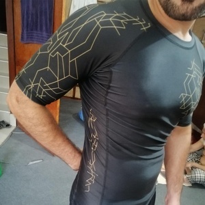 Rashguard respirant sur mesure pour hommes, fabriqué directement en usine, en Spandex/Polyester, séchage rapide, écologique, manches courtes, design unique, tendance - Product Image 6