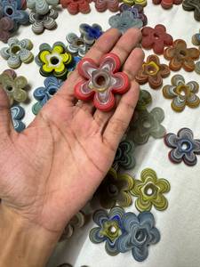 Perles en verre ondulées à 5 pétales de 30 mm faites à la main - Perles en verre africaines Krobo multicolores à rayures tourbillonnantes pour la création de bijoux - Product Image 4