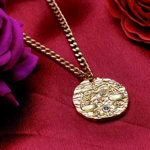 Collier Pendentif Zodiaque Balance en Argent 925 Plaqué Or, Médaillon Texturé Écailles, Chaîne Gourmette CZ Colorée, Vente en Gros - Product Image 3