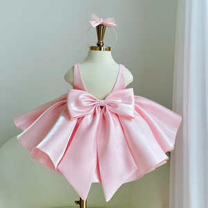 Vestido de Satén Personalizado para Niñas, Estilo Princesa con Espalda en V Abierta y Falda Voluminosa Natural, por Nhung Nguyen - Product Image 4