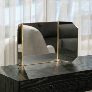 Miroir de table pliable de luxe moderne en laiton avec 3 faces pour le maquillage et la coiffure féminine (vente en gros) - Product Image 1