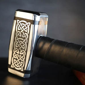 Marteau Viking en Acier Damas Fait Main Durable - Qualité Industrielle pour Toiture, Camping, Chasse, Personnalisable OEM - Product Image 4