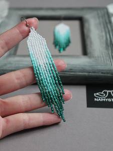 ต่างหูประดับลูกปัดแก้วสีฟ้าครามทันสมัยและพู่ห้อยระย้า ของขวัญเครื่องประดับสุดพิเศษสำหรับผู้หญิง โดย MS Handicraft - Product Image 3