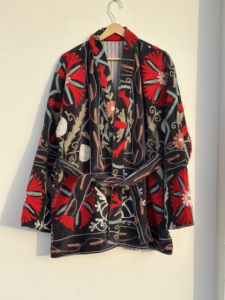 Chaqueta de terciopelo hecha a mano para mujer |   Elegante Abrigo Abierto para Mujer |   Chaqueta bomber bordada para mujer |   Chaqueta Floral Suzani - Product Image 4