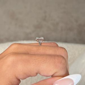 Anillo de Compromiso con Diamante Cultivado en Laboratorio, Corte Esmeralda de 2 Quilates, Biselado, Oro Blanco de 14K, Certificado IGI D-VVS2 - Product Image 1