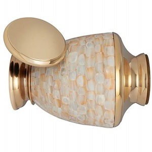 Urna Funeraria Conmemorativa de Latón Ornamental para Cenizas de Adultos con Acabado Pulido Liso - Product Image 5