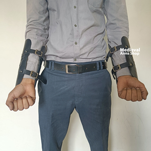 สนับแขนหนังทำมือสไตล์ยุคกลาง สีดำ ปรับขนาดได้ สำหรับนักรบ เหมาะสำหรับการแสดงบทบาทสมมติ ฮาโลวีน - Product Image 3