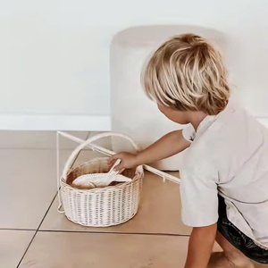 Este juego de pesca para niños está hecho de ratán natural y incluye una caña de pescar, 5 peces y un cesto para pescar. - Product Image 1