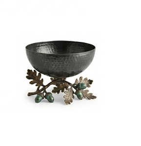 Bol en métal martelé noir avec base en feuille de chêne, bol décoratif vintage pour présentation sur table - Product Image 1