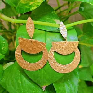 Boucles d'oreilles pendantes décoratives en feuille de cuivre, artisanat métallique, gravées motif botanique, bijoux inspirés de la nature, vente en gros - Product Image 6