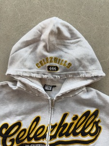 Sweat à capuche zippé court personnalisé pour femme, coupe oversize, effet délavé à l'acide, vintage, avec patch brodé en chenille et en molleton vieilli - Product Image 3