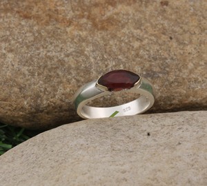 Anillo de Plata de Ley 925 con Granate Rojo Corte Marquesa, Anillo con Gema Roja Natural Corte Marquesa, Joyería Fina Hecha a Mano al por Mayor para Mujer - Product Image 5