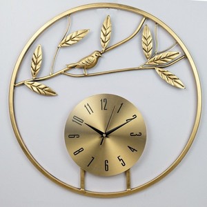 Horloge murale géométrique en métal superposé avec chiffres romains et finition noire contemporaine pour intérieurs modernes - Product Image 4