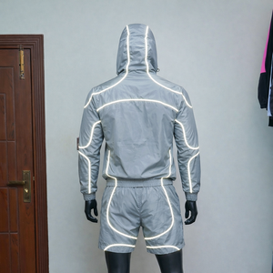 Chaqueta con cremallera y parches reflectantes con logotipo personalizado, conjunto de pantalones cortos deportivos de nailon, chándales unisex para hombre, conjunto corto cortavientos. - Product Image 3