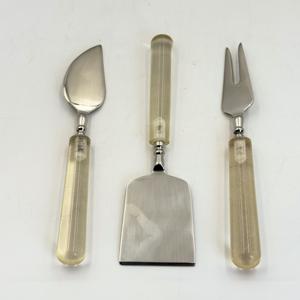 ชุดอุปกรณ์เสิร์ฟชีสสแตนเลสหรูหราพร้อมด้ามจับเรซิ่นตกแต่ง  ชุดเครื่องมือสำหรับชีส ที่ปาดชีสและที่ตัดชีส สำหรับห้องครัวและห้องรับประทานอาหาร - Product Image 4