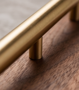 Planche de service de luxe en bois de manguier inclinée, planche à découper asymétrique moderne avec barre en laiton, décoration de cuisine, vaisselle - Product Image 3