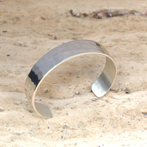Brazalete de Latón Martillado Hecho a Mano para Hombre y Mujer - Brazalete Metálico Minimalista Ajustable - Joyería Boho Rústica Dorada para Regalo - Product Image 4