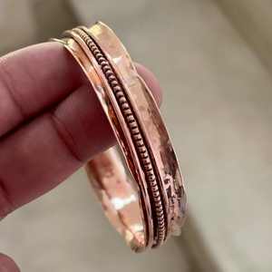 Brazalete Ajustable de Cobre Martillado Hecho a Mano - Joyería Ayurvédica de Lujo para Hombres y Mujeres, Personalizable, Regalo para el Día de la Madre o Graduación - Product Image 3