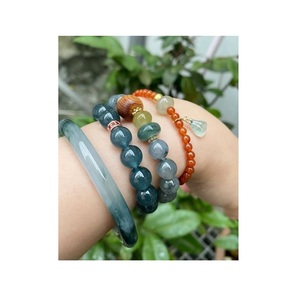 Pulsera de Resina de Diseño Artesanal con Acabado Moderno y Sofisticado, Accesorio Elegante para Colecciones de Moda - Product Image 1