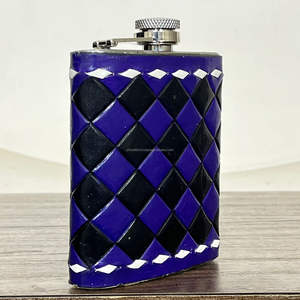 2026 Elegante Botella de Alcohol de Lujo Portátil de Cuero Genuino de Vaca con Patrón a Cuadros y Botella de Bolsillo Personalizada - Product Image 4