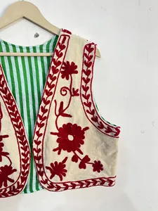 Chaleco de terciopelo color marfil Suzani para mujer, chaleco rojo con bordado floral a mano, estilo bohemio étnico, sin mangas. - Product Image 3