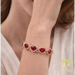 สร้อยข้อมือหินรูปหัวใจประดับด้วยพลอยสีแดงตรงกลางและข้อต่อสีทองอย่างประณีตสำหรับผู้จัดจำหน่ายเครื่องประดับ - Product Image 2
