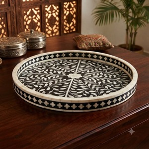 Bandeja Decorativa Redonda con Incrustaciones Florales en Blanco y Negro, Diseño Tradicional Hecho a Mano para Uso en el Hogar, Diwali - Product Image 1